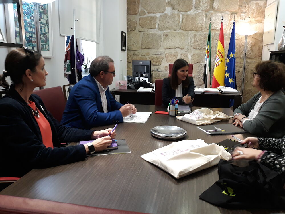 La visibilidad de la mujer cooperativista, eje del encuentro entre Cooperativas Extremadura y la consejera de Igualdad