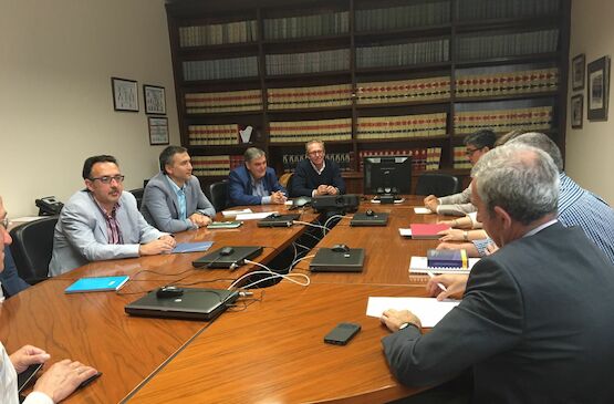 Cooperativas Extremadura y Agencia Tributaria acuerdan mejorar el sistema de comunicación de transporte de vino en la región