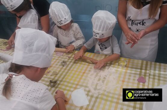 Una veintena de niños participa en el segundo taller de cocina saludable con productos cooperativos “Meriéndate la Tarde”
