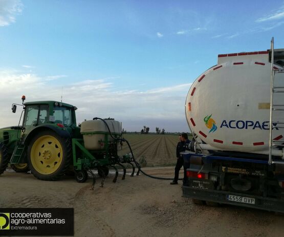 Acopaex inicia una nueva actividad con la fabricación de abonos líquidos