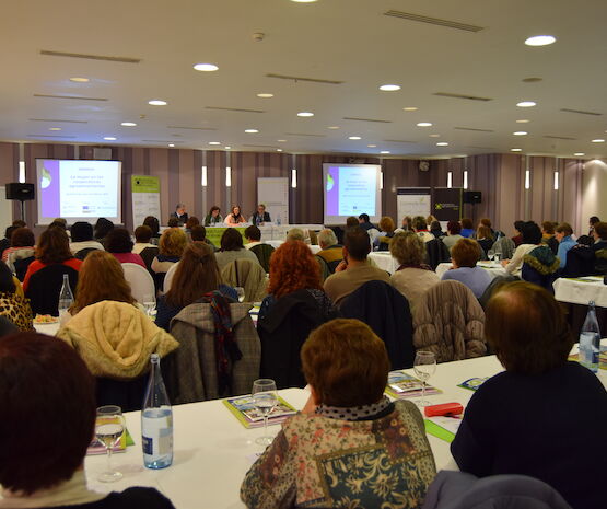 Más de 100 mujeres llenan la jornada “La mujer en las cooperativas agroalimentarias”