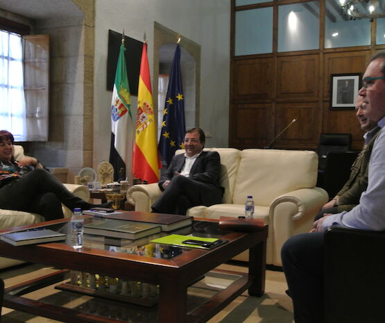 Vara se compromete a trasladar al ministro de Agricultura la problemática de precios bajos en el campo extremeño