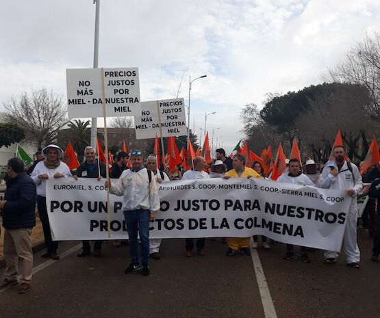 Más de 7.000 agricultores y ganaderos se manifiestan en Don Benito por unos precios justos