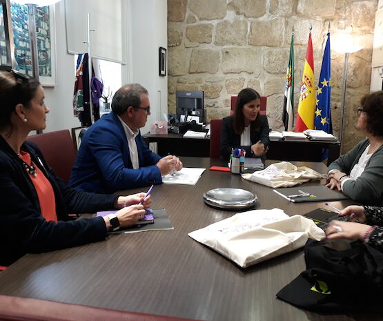 La visibilidad de la mujer cooperativista, eje del encuentro entre Cooperativas Extremadura y la consejera de Igualdad