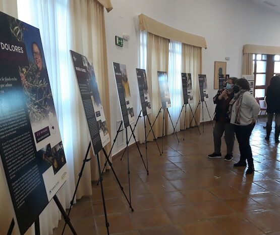 Una exposición itinerante visibiliza y homenajea a mujeres pioneras en el cooperativismo agroalimentario extremeño
