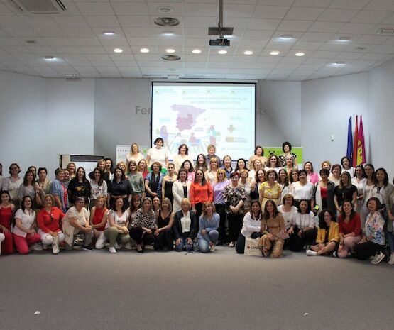 Mujeres cooperativistas buscan sinergias para fomentar la presencia femenina en el sector agroalimentario