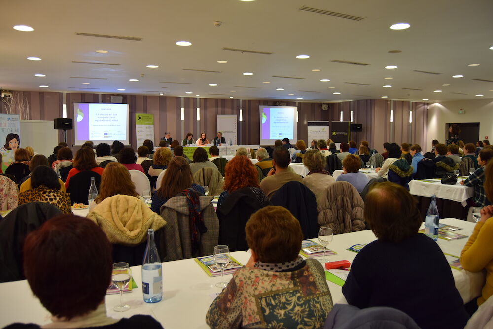 Más de 100 mujeres llenan la jornada “La mujer en las cooperativas agroalimentarias”