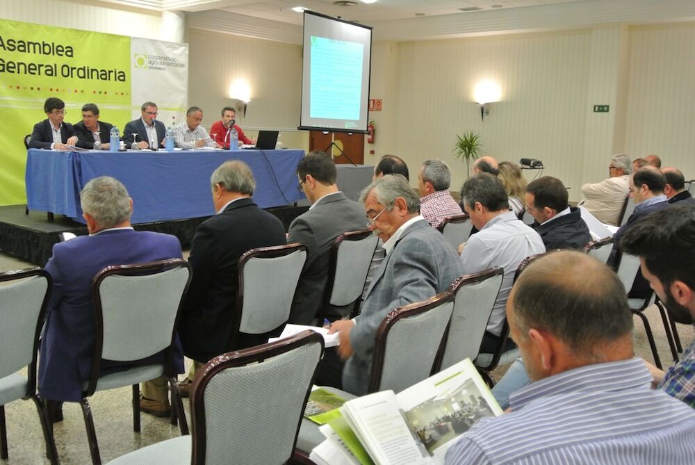 Las cooperativas destacan su modelo empresarial como eje para vertebrar el medio rural en Extremadura