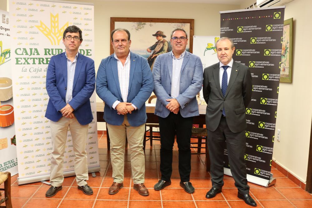 Cooperativas Extremadura y Caja Rural de Extremadura firman un convenio