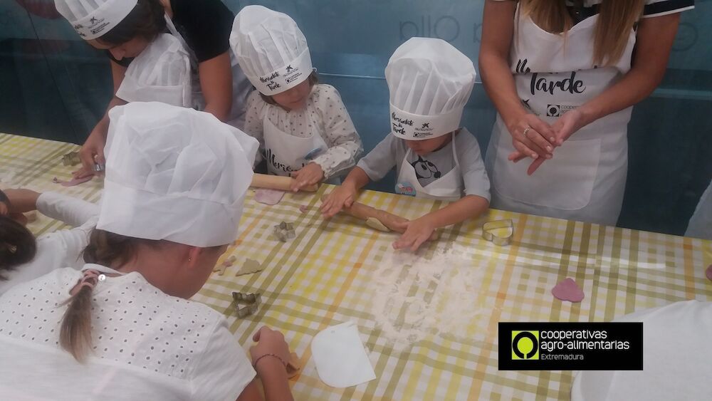 Una veintena de niños participa en el segundo taller de cocina saludable con productos cooperativos “Meriéndate la Tarde”