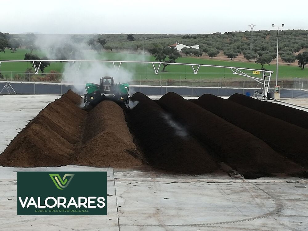 VALORARES inicia las primeras aplicaciones de compost en polvo en viña y olivar en Extremadura