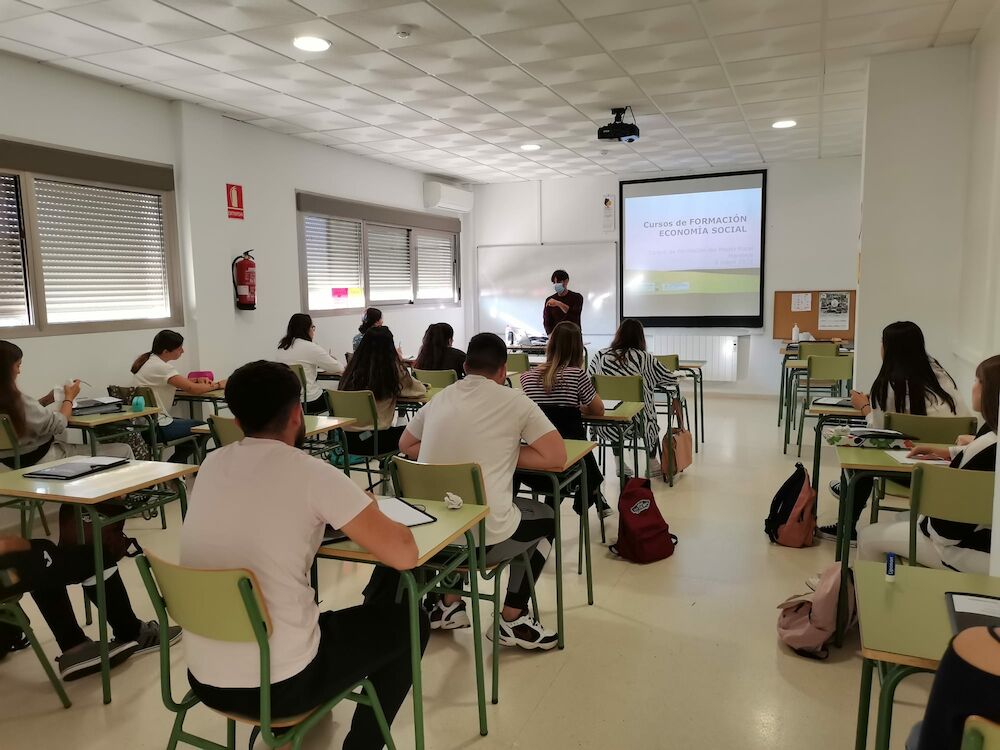 ODS 4: Cooperativas Extremadura imparte formación en economía social a cientos de estudiantes de la región