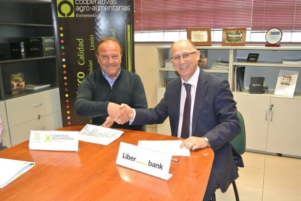 Cooperativas Agro-alimentarias Extremadura y Liberbank suscriben un convenio para apoyar al sector cooperativo