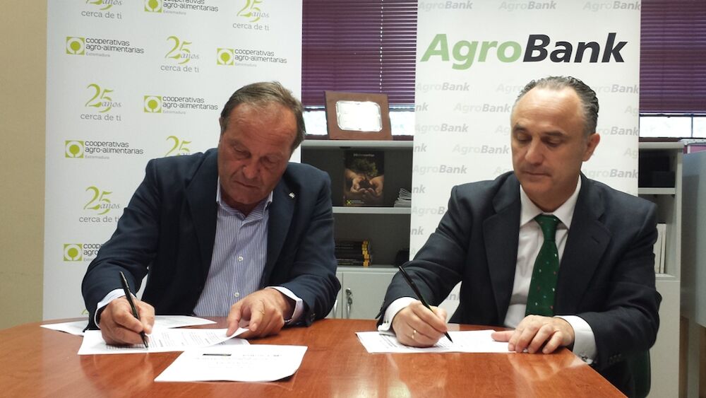 CaixaBank y Cooperativas Agro-alimentarias Extremadura firman un acuerdo para facilitar la financiación del sector